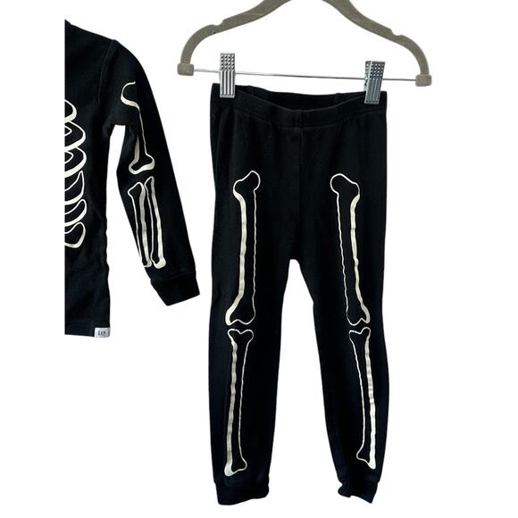 BABY GAP Black & White Skeleton 2 piece Pajama Set Size 3 years - Picture 3 of 6